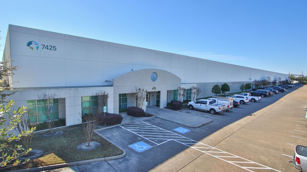 7425 Pinemont Dr, Houston, TX for lease - Building Photo - Image 2 of 8