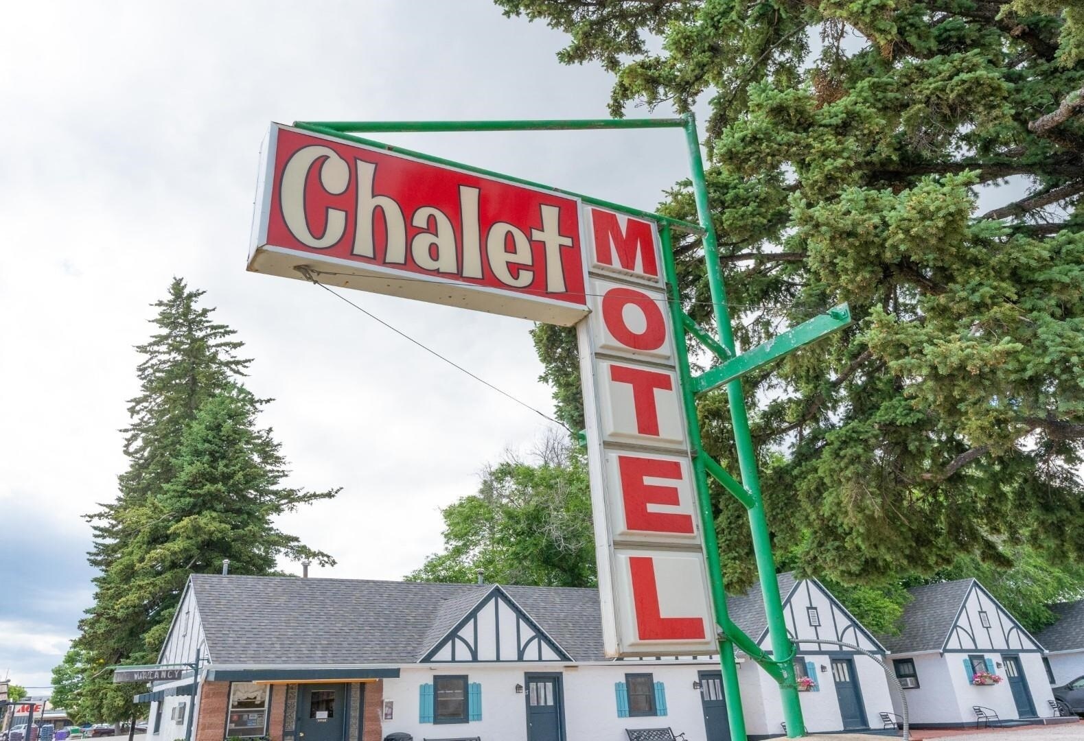 933 Mount Rushmore Rd, Custer, SD for sale Primary Photo- Image 1 of 1