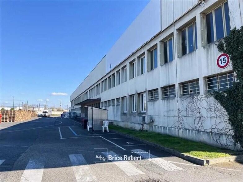 Flex in Saint-Priest for lease - Building Photo - Image 2 of 7