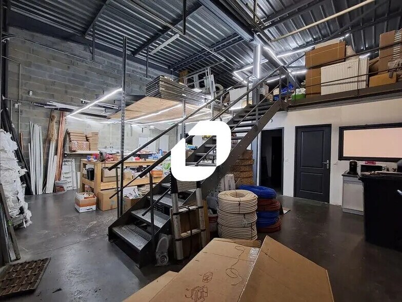 Flex in Cenon for lease - Interior Photo - Image 2 of 9