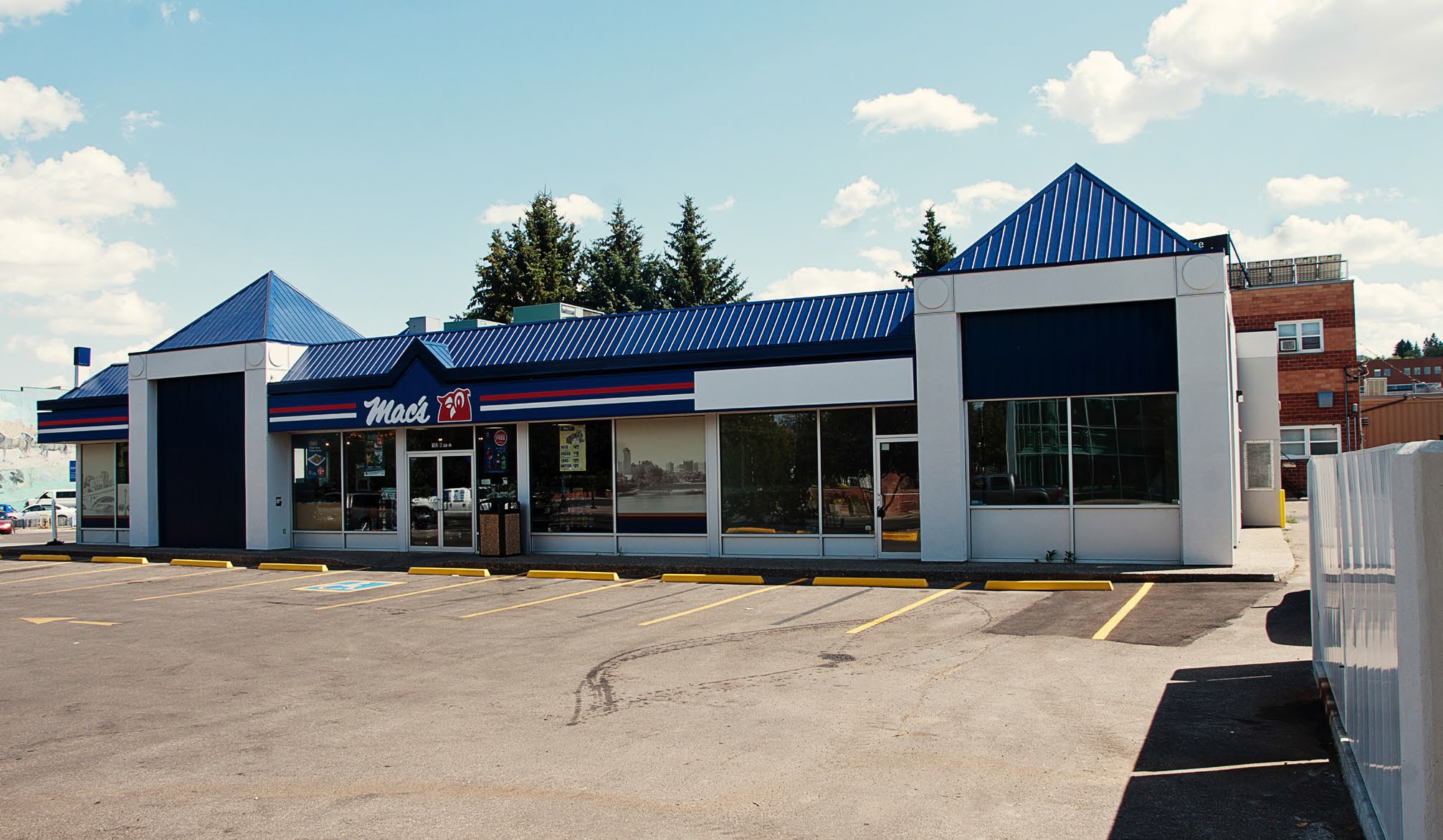 102 6th Ave, Medicine Hat, AB for sale Primary Photo- Image 1 of 3