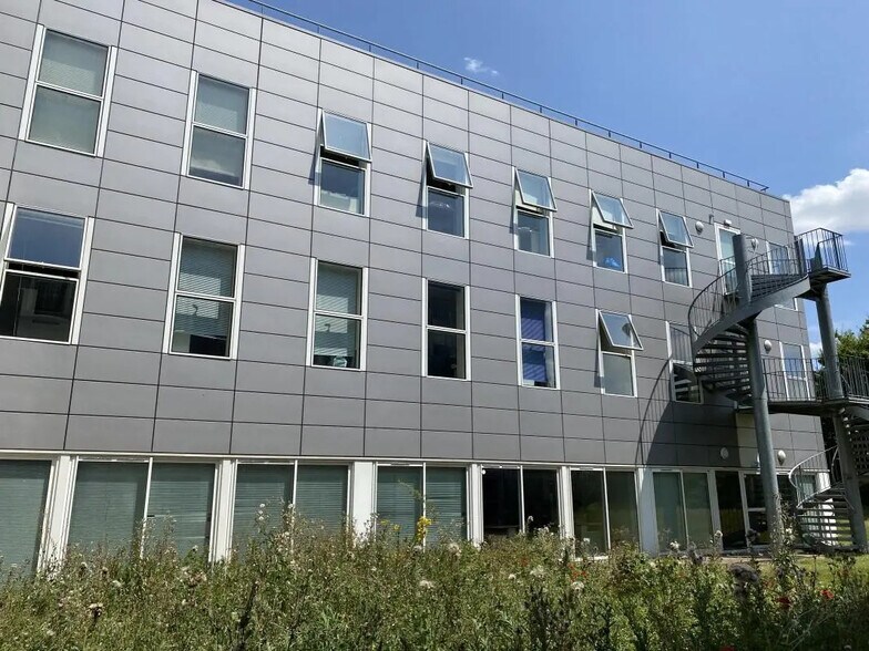 Office in Rennes for lease - Building Photo - Image 1 of 9