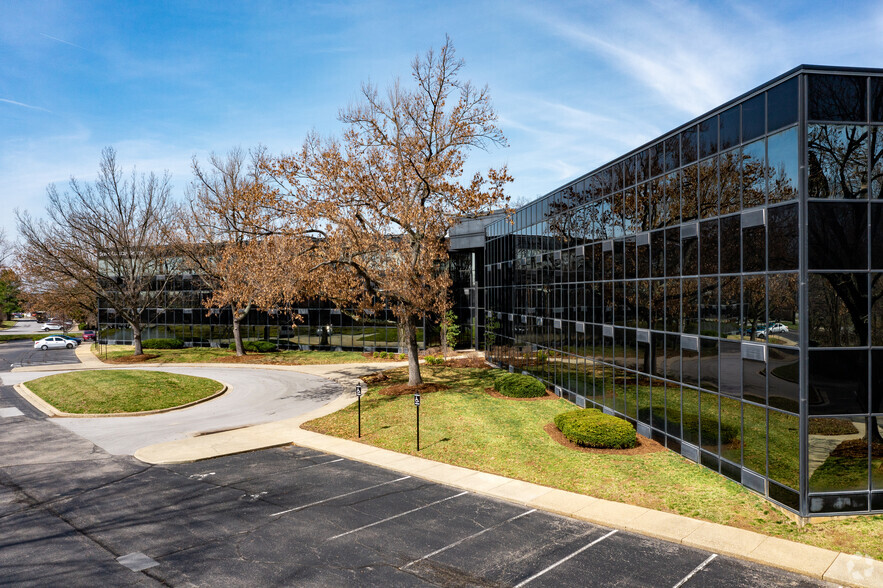 10401 Linn Station Rd, Louisville, KY for lease - Building Photo - Image 1 of 25