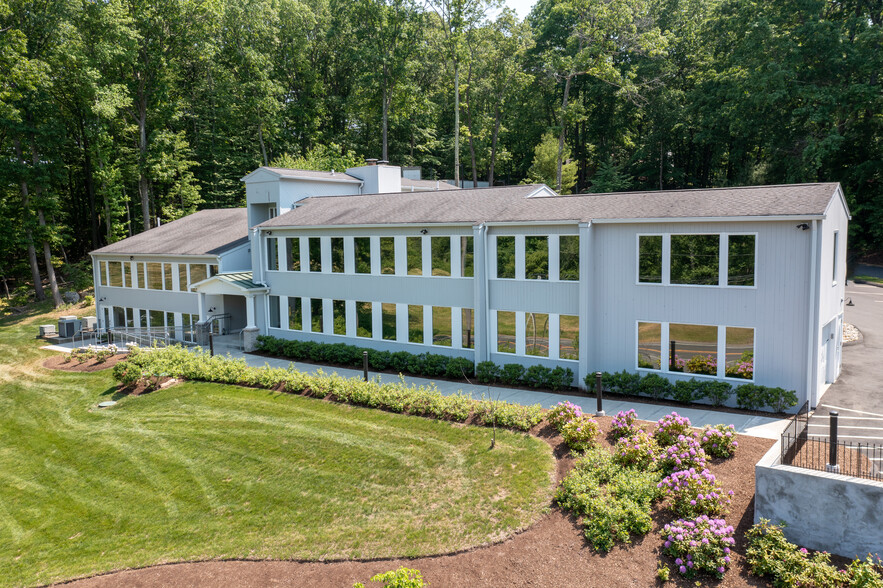 1570 Boston Post Rd, Guilford, CT for lease - Building Photo - Image 1 of 13