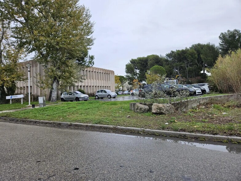 Office in Vitrolles for lease - Building Photo - Image 2 of 19