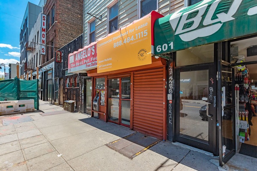 599 Manhattan Ave, Brooklyn, NY for lease - Primary Photo - Image 1 of 8