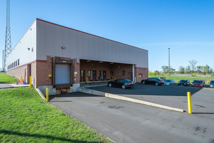 2960 Ena Dr, Lansing, MI for lease - Building Photo - Image 1 of 4