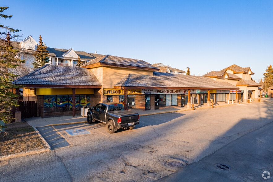 555 Hawkwood Blvd NW, Calgary, AB for sale - Building Photo - Image 2 of 8