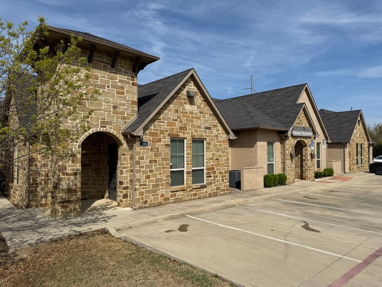 802 N Bonnie Brae St, Denton, TX for lease - Building Photo - Image 1 of 14