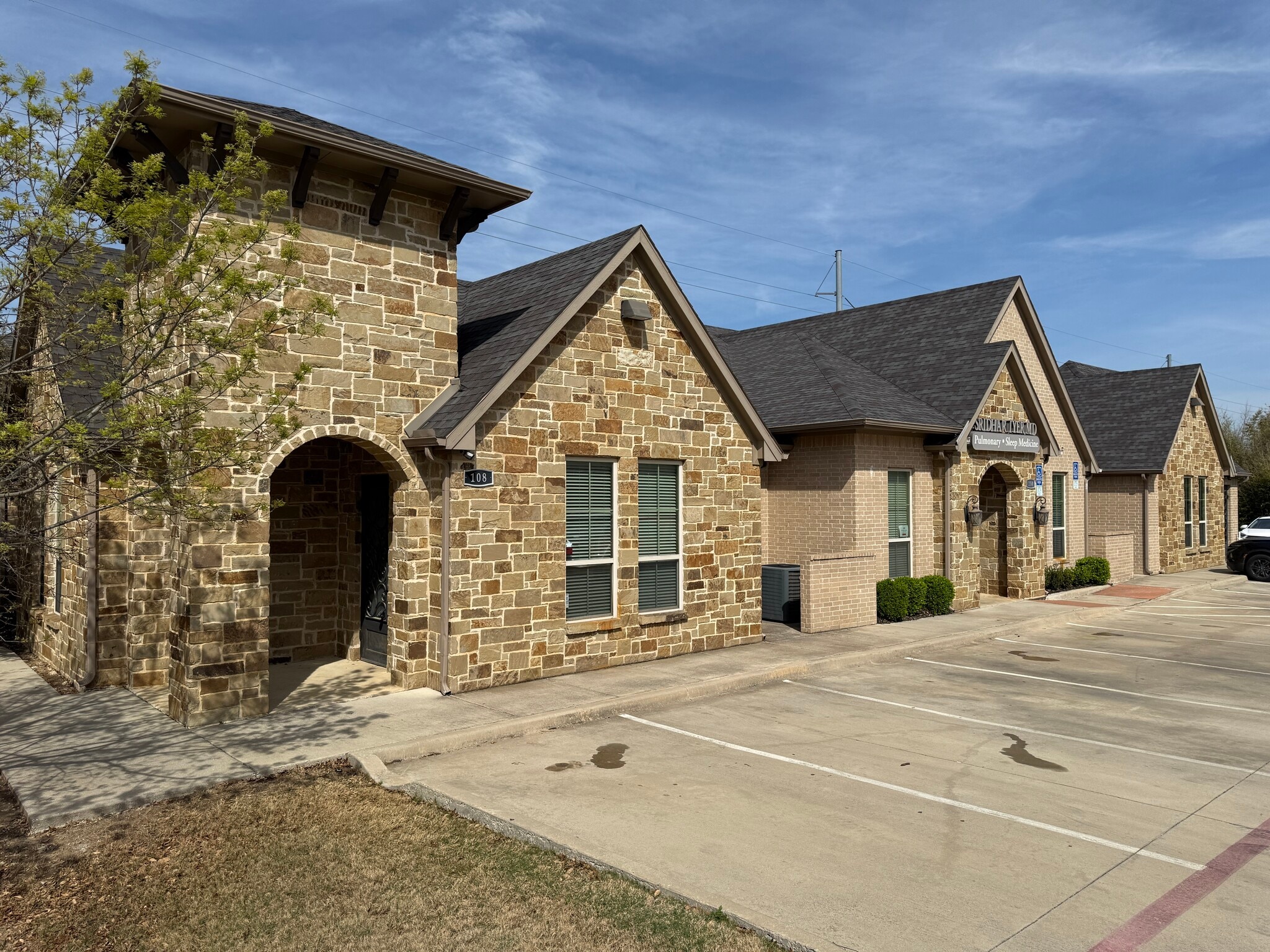 802 N Bonnie Brae St, Denton, TX for lease Building Photo- Image 1 of 15