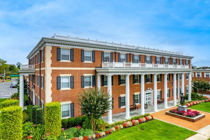 180 E Main St, Smithtown, NY 11787 The Colonial Building