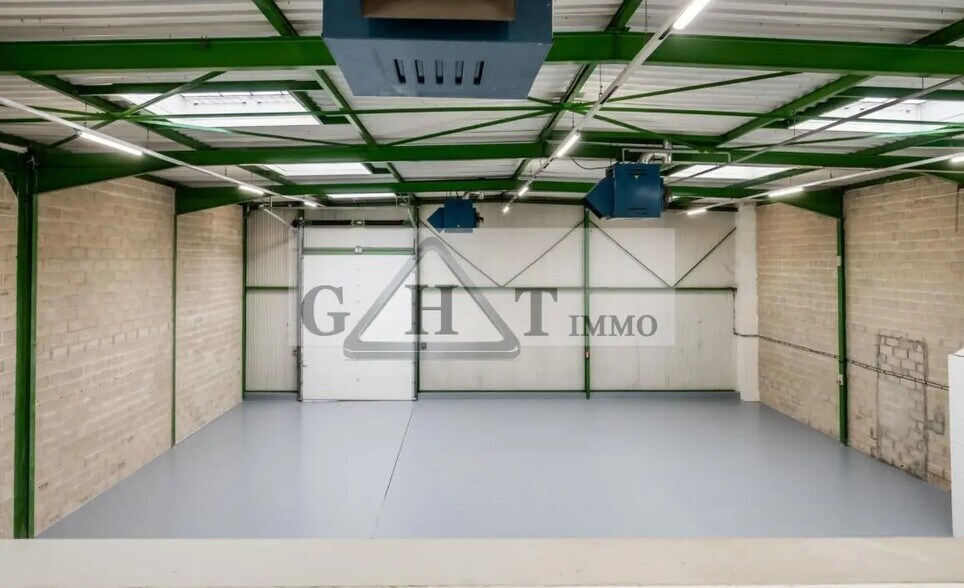 Flex in Saint-Thibault-des-Vignes for lease - Interior Photo - Image 2 of 23