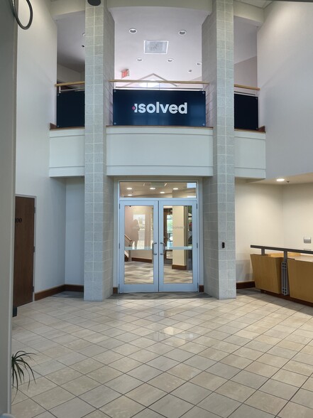 3600 Digital Dr, Dubuque, IA for lease - Lobby - Image 3 of 10