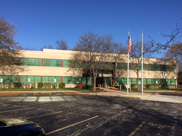 888 Forest Edge Dr, Vernon Hills, IL for sale - Primary Photo - Image 1 of 1