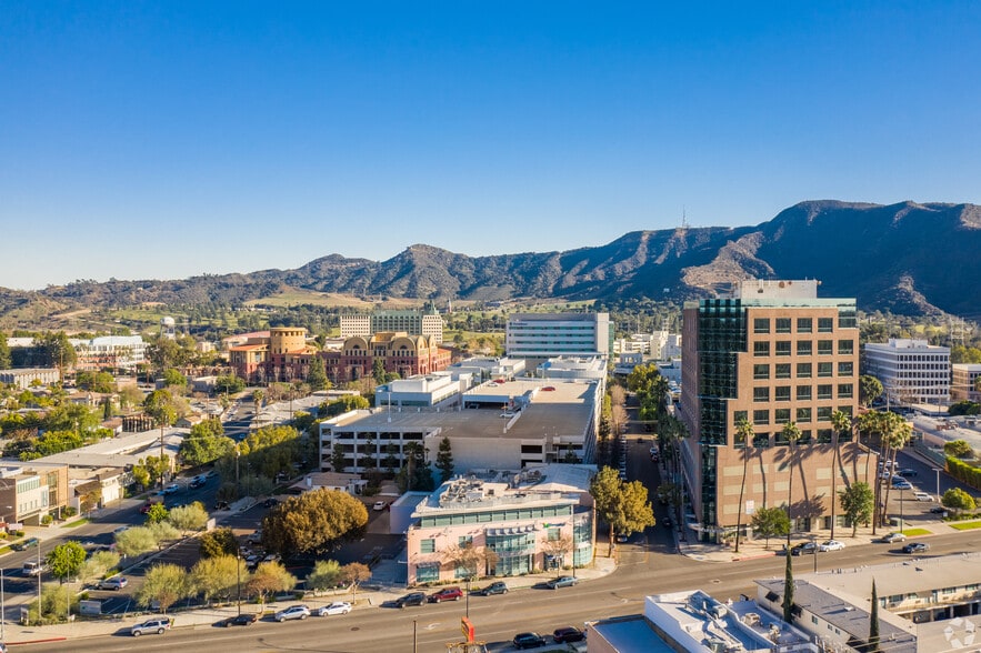 2520 W Olive Ave, Burbank, CA for lease - Building Photo - Image 3 of 27