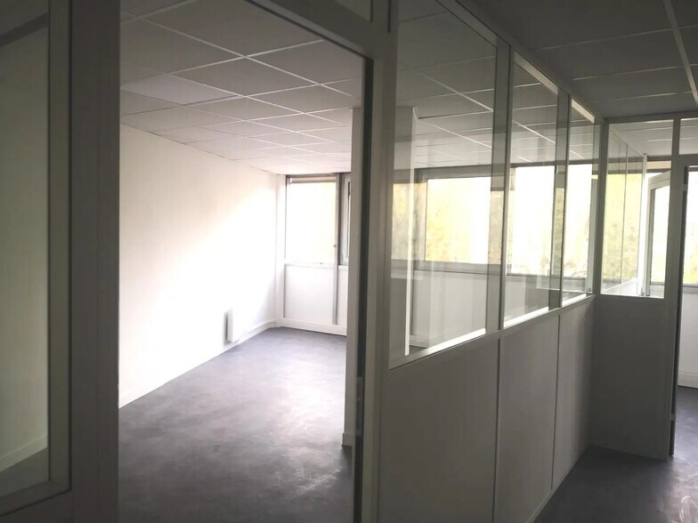 Industrial in Sceaux for lease - Interior Photo - Image 2 of 7