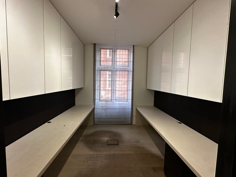 26-26A Cadogan Sq, London for lease - Interior Photo - Image 3 of 7
