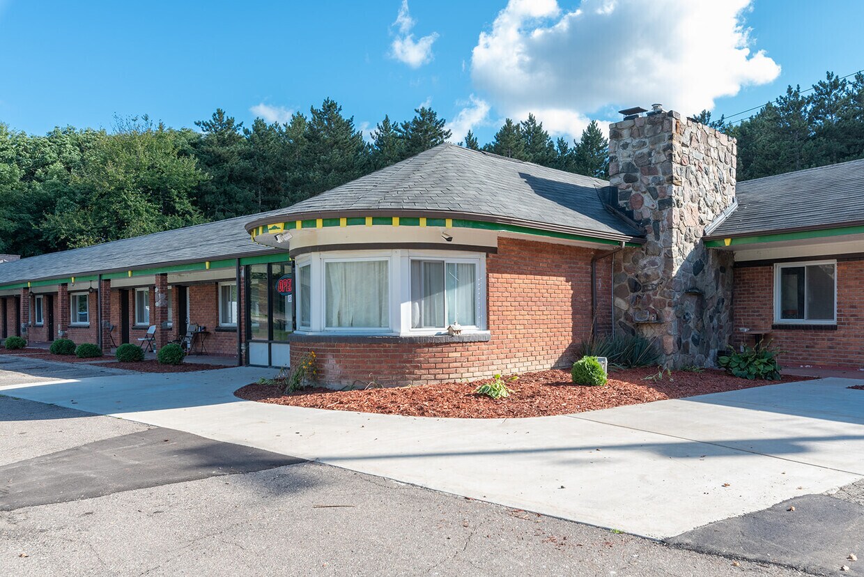 16200 Dixie Hwy, Davisburg, MI 48350 Parkway Efficiency Apartments