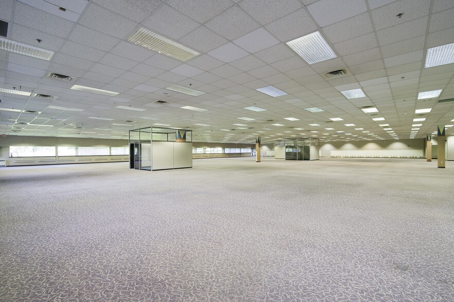1300 Hall Blvd, Bloomfield, CT for lease - Interior Photo - Image 2 of 6