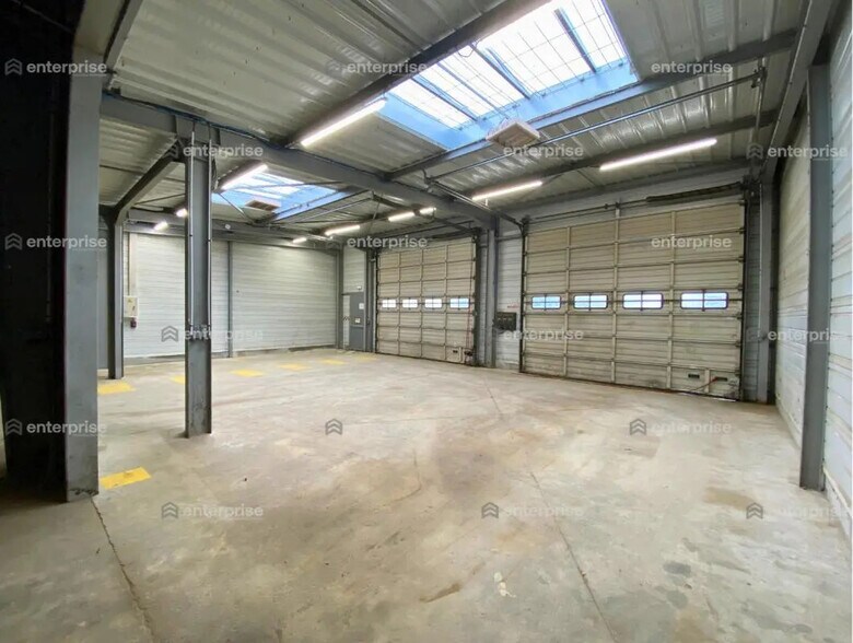 Flex in Creil for lease - Interior Photo - Image 2 of 5