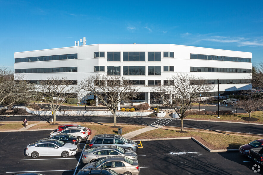 200 Metroplex Dr, Edison, NJ for lease - Building Photo - Image 1 of 6