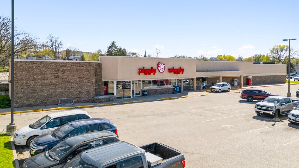 106 W Oak St, Boscobel, WI for sale - Building Photo - Image 1 of 1