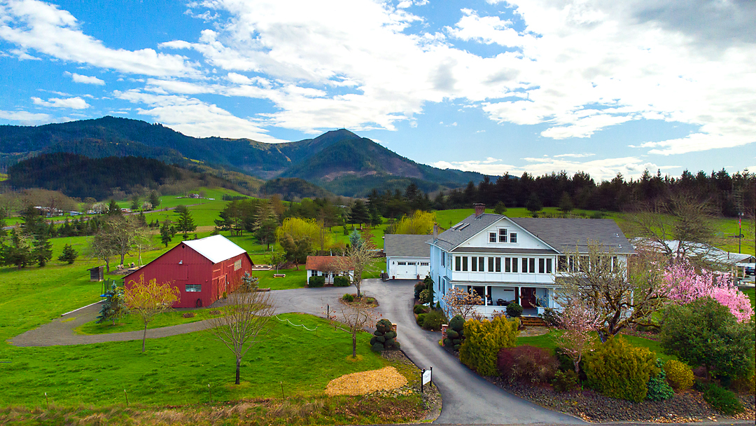 121 Melton Rd, Roseburg, OR for sale Primary Photo- Image 1 of 42