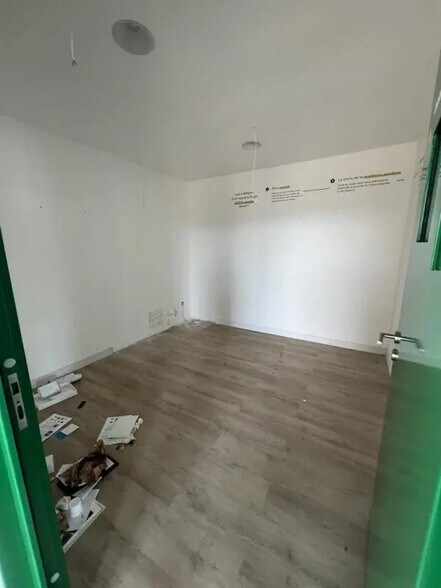 Retail in Biganos for lease - Interior Photo - Image 3 of 11