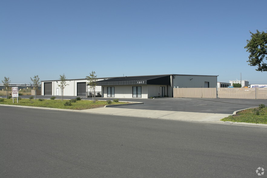 1917 Foundry Ct, Ceres, CA for lease - Building Photo - Image 3 of 4