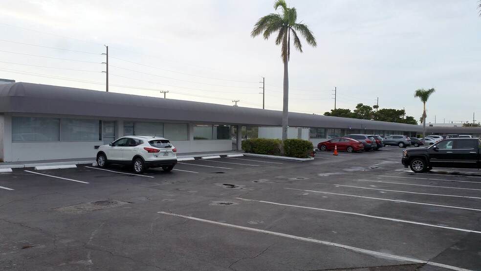 383-427 NE 2nd Ave, Hallandale, FL for lease - Building Photo - Image 2 of 7