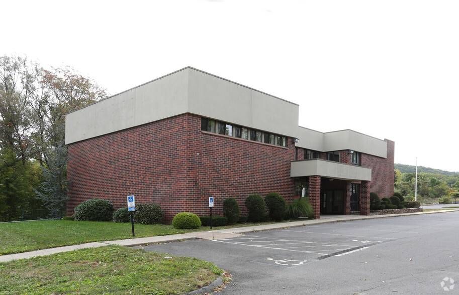 1295 E Main St, Meriden, CT for lease - Building Photo - Image 2 of 5