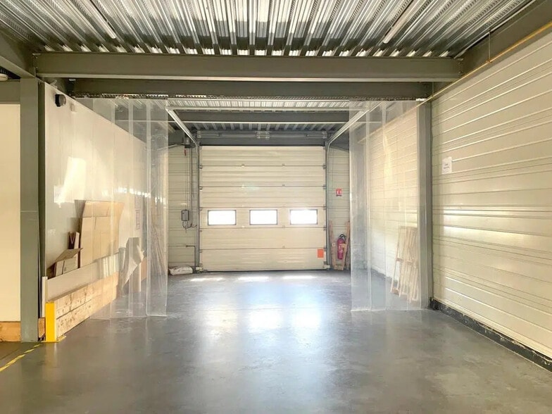 Office in Poissy for lease - Interior Photo - Image 1 of 7