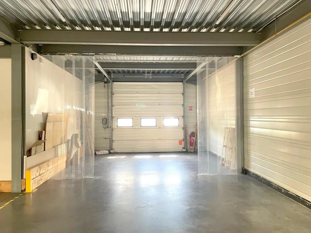 Office in Poissy for lease Interior Photo- Image 1 of 8