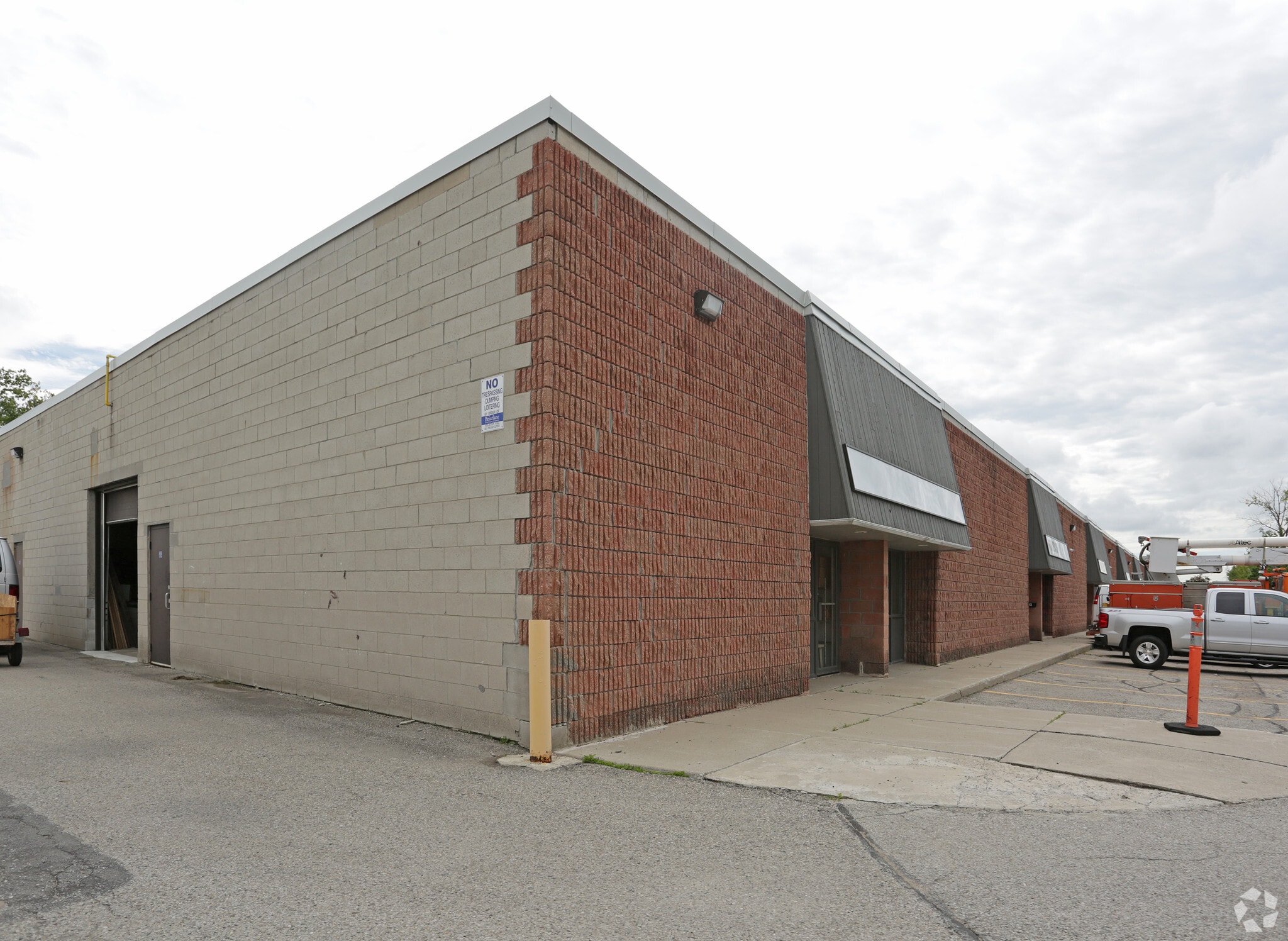 96 Bessemer Ct, London, ON for lease Primary Photo- Image 1 of 3