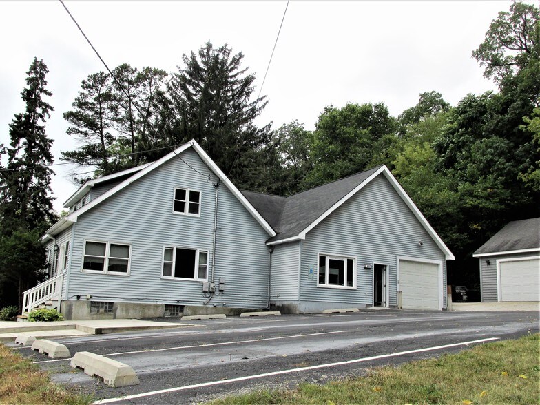 852 S Main St, Algonquin, IL 60102