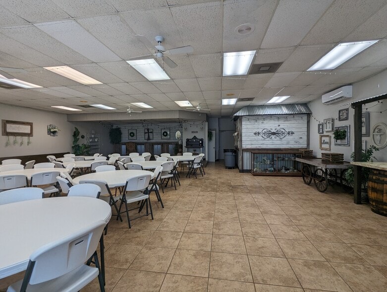 11261 Highway 12, Orange, TX for sale - Interior Photo - Image 3 of 34