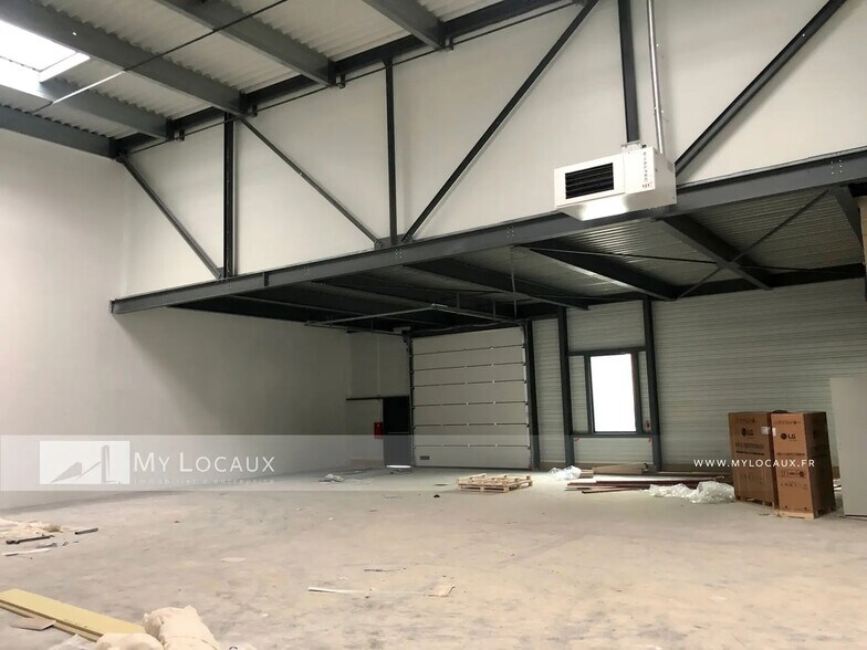 Flex in Villeneuve-la-Garenne for lease - Interior Photo - Image 3 of 4