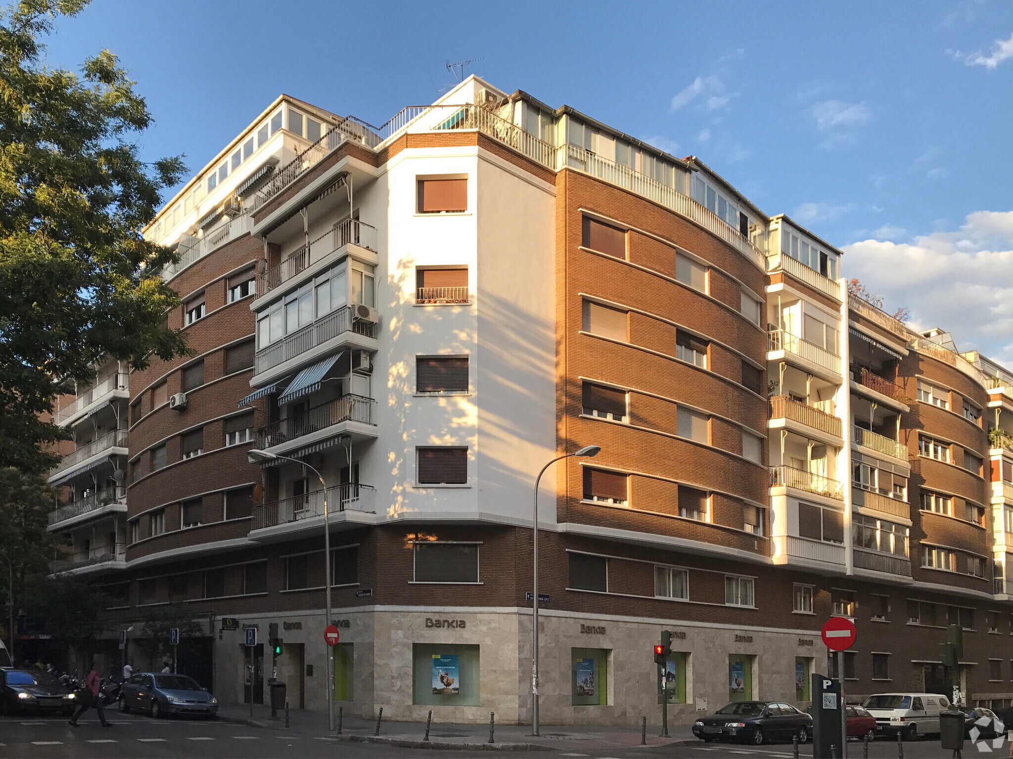 Office/Retail in Madrid, Madrid for lease Primary Photo- Image 1 of 2