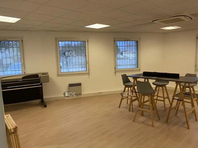Office in Toussieu for lease - Interior Photo - Image 2 of 10