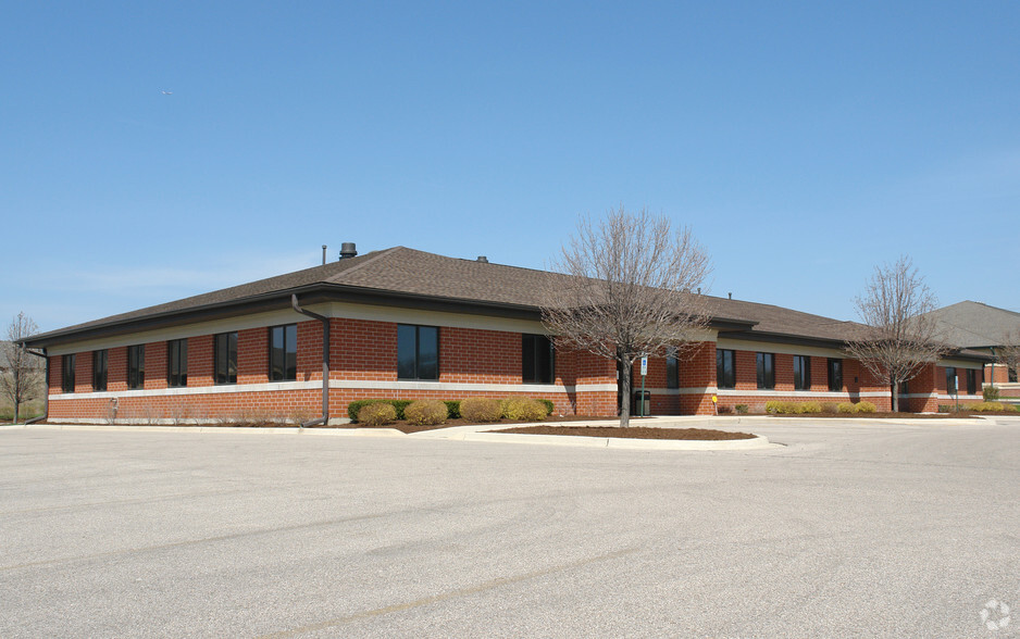 620 Dakota St, Crystal Lake, IL for lease - Building Photo - Image 2 of 3