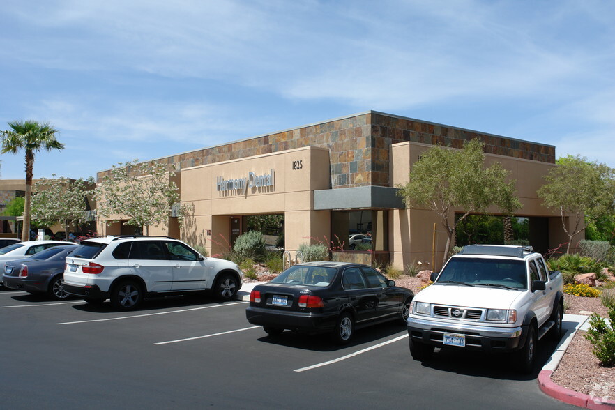 1825 Village Center Cir, Las Vegas, NV for lease - Primary Photo - Image 1 of 30