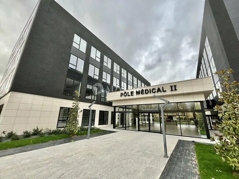 Office in Lieusaint for lease - Building Photo - Image 2 of 2