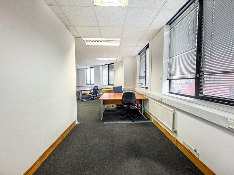 268 A Chase Rd, London for lease - Interior Photo - Image 3 of 17