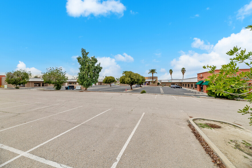 910-960 N State St, Hemet, CA for lease - Building Photo - Image 3 of 11