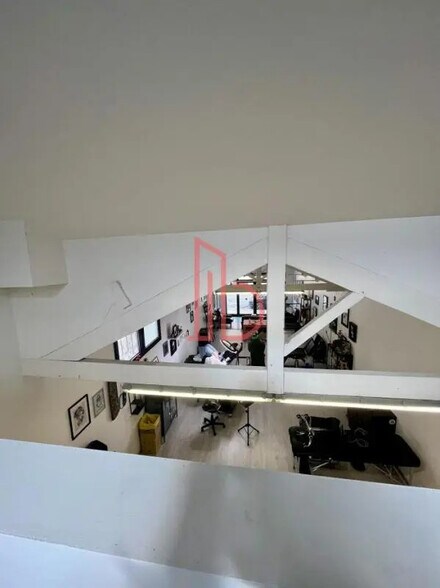 Office in Bordeaux for lease - Interior Photo - Image 2 of 4