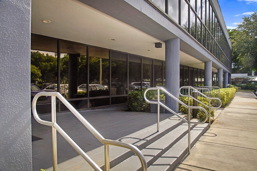 2201 NW Corporate Blvd, Boca Raton, FL for lease - Building Photo - Image 3 of 13