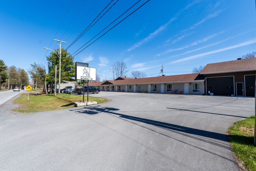 120 Ch du Golf E, St-Charles-Borromée, QC for sale - Building Photo - Image 2 of 14