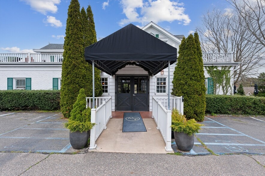 15 Prospect St, Southampton, NY for sale - Building Photo - Image 1 of 29