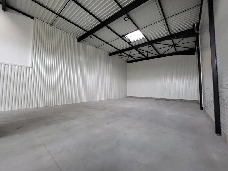 Flex in Saint-Priest for lease - Interior Photo - Image 2 of 3