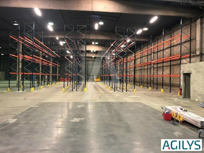 Industrial in Morangis for lease - Interior Photo - Image 3 of 5